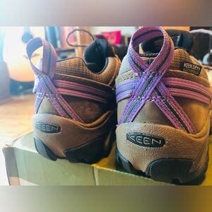 Like new Women's Targhee II Waterproof Keen hikers size nine.